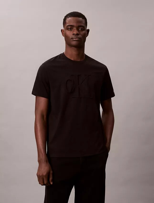 Präglad Monogram-T-shirt i klassisk stil Präglad Monogram-T-shirt i klassisk stil