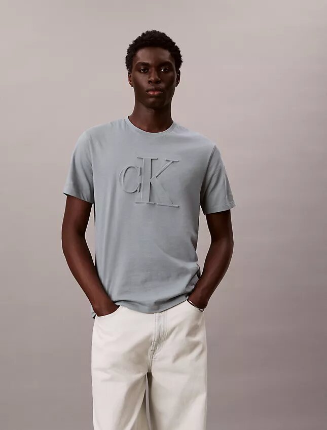 Präglad Monogram-T-shirt i klassisk stil Präglad Monogram-T-shirt i klassisk stil