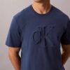 Präglad Monogram-T-shirt i klassisk stil
