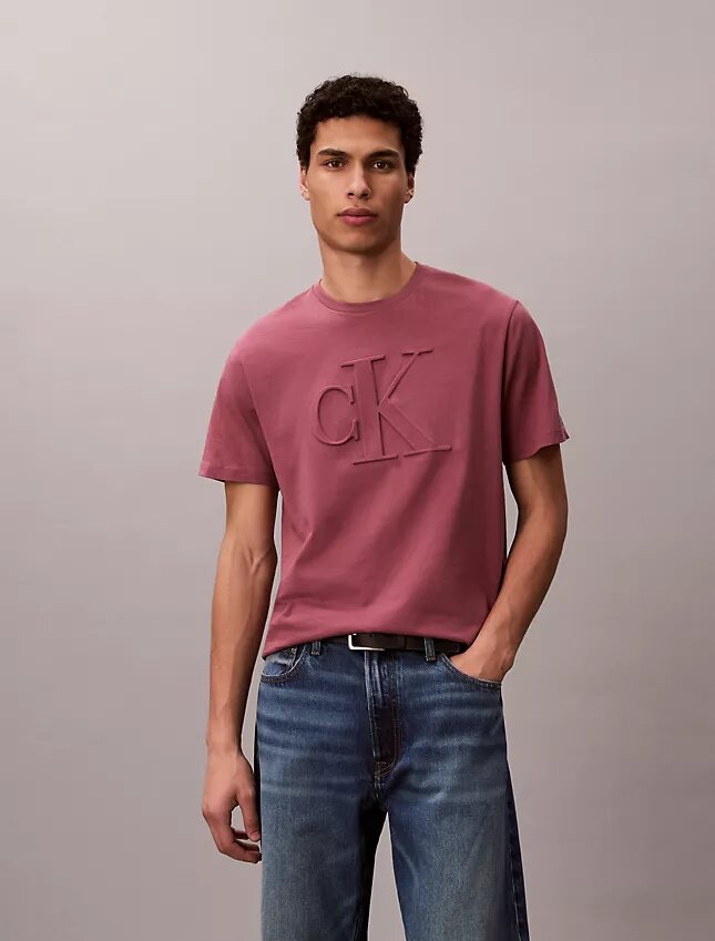 Präglad Monogram-T-shirt i klassisk stil Präglad Monogram-T-shirt i klassisk stil