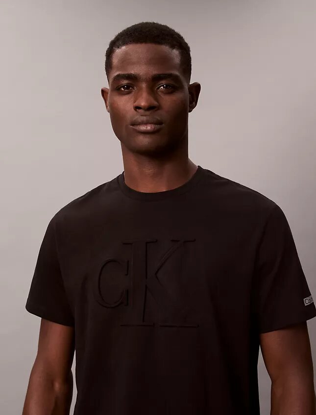 Präglad Monogram-T-shirt i klassisk stil Präglad Monogram-T-shirt i klassisk stil