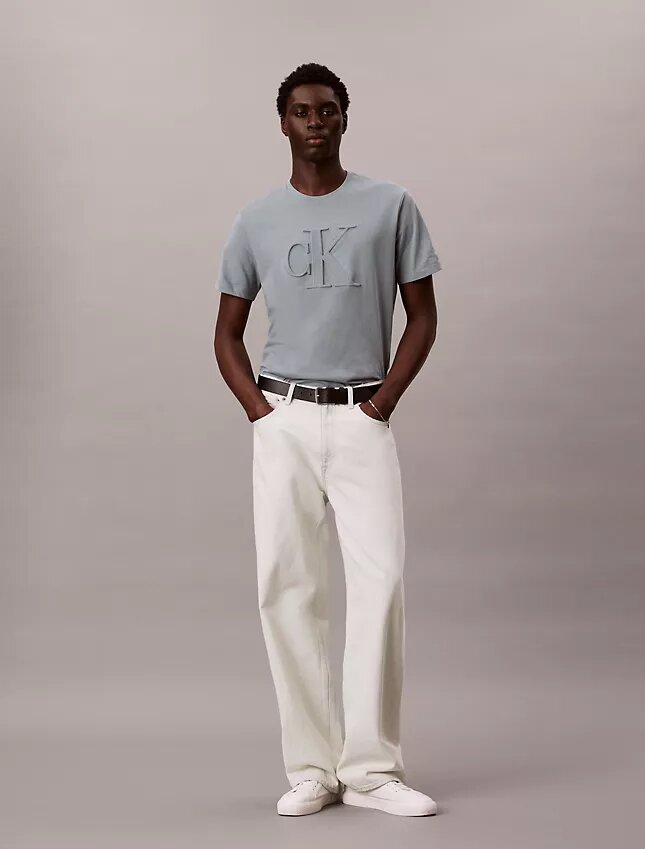 Präglad Monogram-T-shirt i klassisk stil Präglad Monogram-T-shirt i klassisk stil