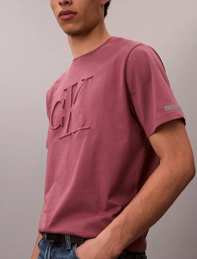 Präglad Monogram-T-shirt i klassisk stil Präglad Monogram-T-shirt i klassisk stil