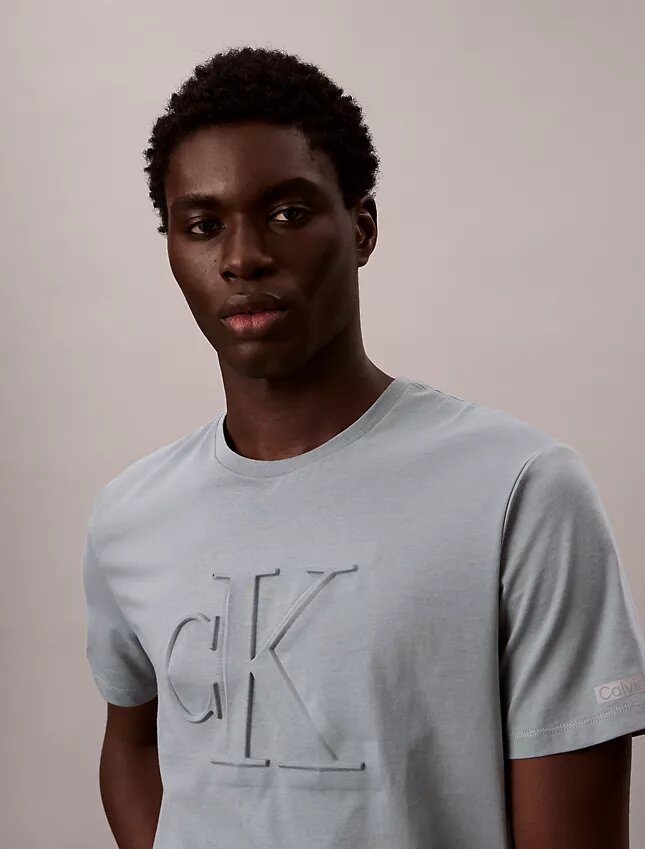 Präglad Monogram-T-shirt i klassisk stil Präglad Monogram-T-shirt i klassisk stil