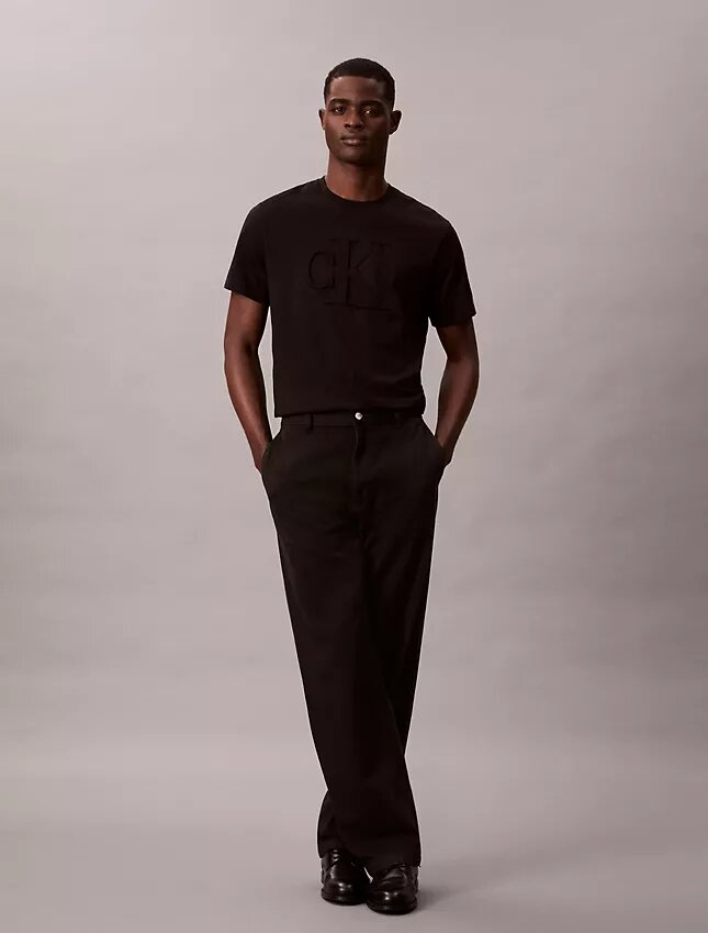 Präglad Monogram-T-shirt i klassisk stil Präglad Monogram-T-shirt i klassisk stil