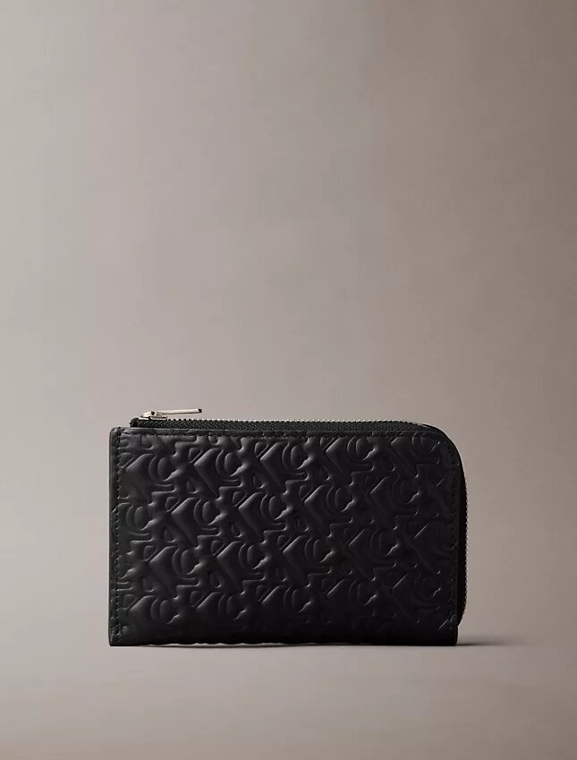 Präglad plånbok med Monogram över hela ytan och dragkedja Präglad plånbok med Monogram över hela ytan och dragkedja