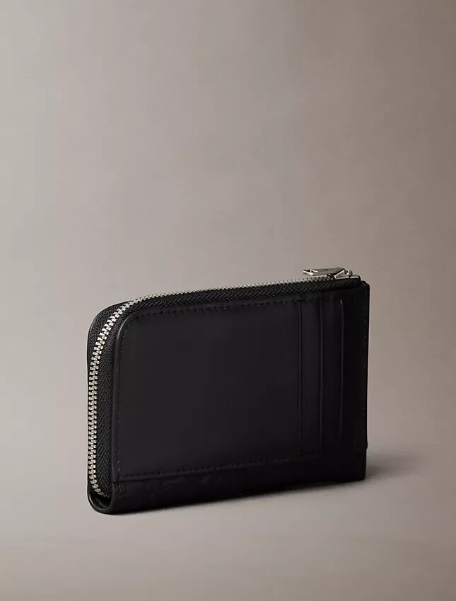 Präglad plånbok med Monogram över hela ytan och dragkedja Präglad plånbok med Monogram över hela ytan och dragkedja