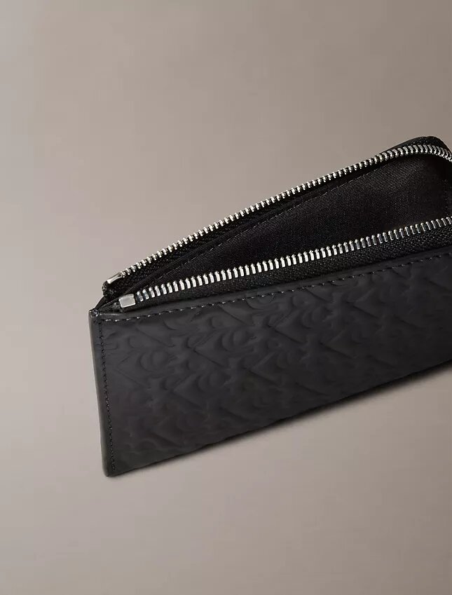 Präglad plånbok med Monogram över hela ytan och dragkedja Präglad plånbok med Monogram över hela ytan och dragkedja