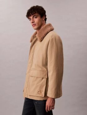 Pufferjacka med sherpakrage