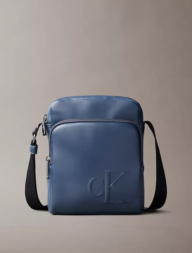 Reporterväska med präglad Monogram-ficka med dragkedja Reporterväska med präglad Monogram-ficka med dragkedja