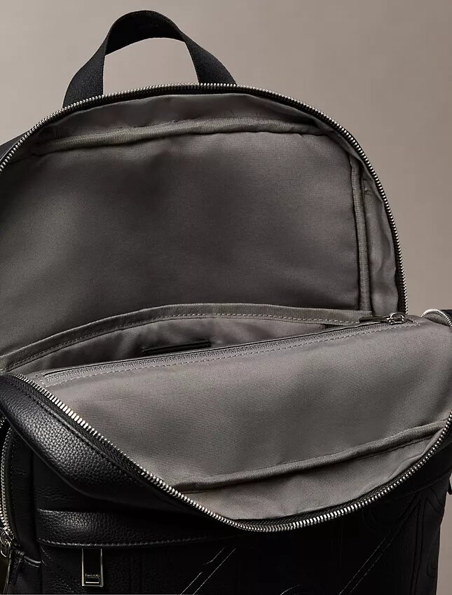 Rund ryggsäck med präglad logotyp över hela ytan Rund ryggsäck med präglad logotyp över hela ytan