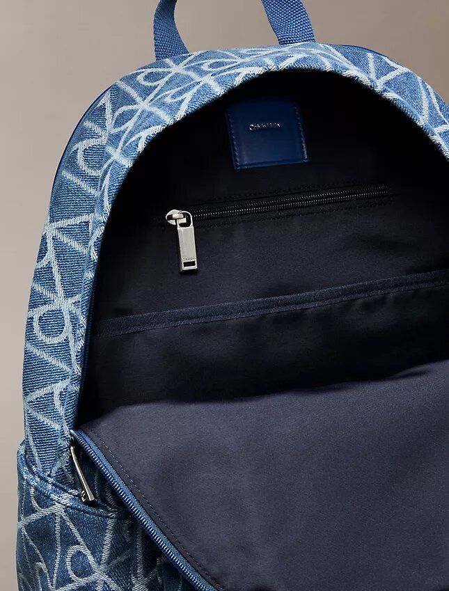 Ryggsäck i denim med emblem över hela ytan Ryggsäck i denim med emblem över hela ytan