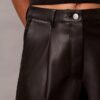 Shorts i konstläder