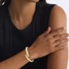 Skulptural rund armring Skulptural rund armring