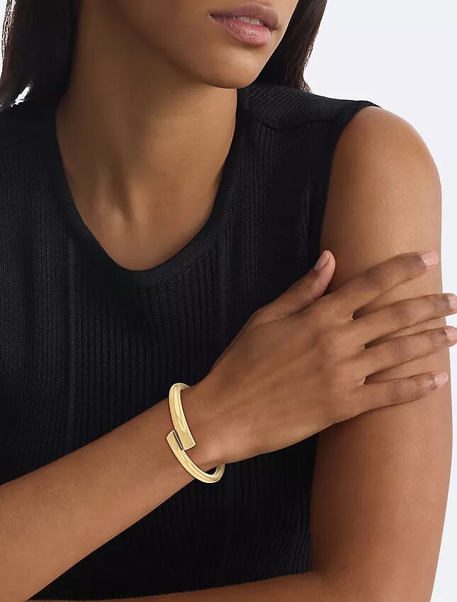 Skulptural rund armring Skulptural rund armring
