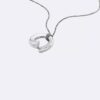 Skulpturalt halsband med rund hänge Skulpturalt halsband med rund hänge