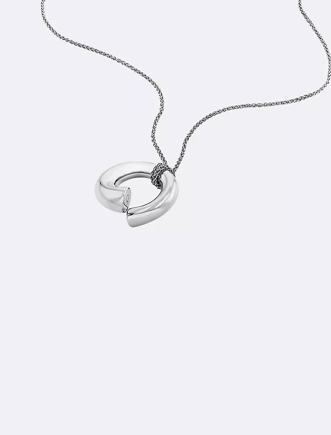 Skulpturalt halsband med rund hänge Skulpturalt halsband med rund hänge