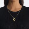Skulpturalt halsband med rund hänge Skulpturalt halsband med rund hänge
