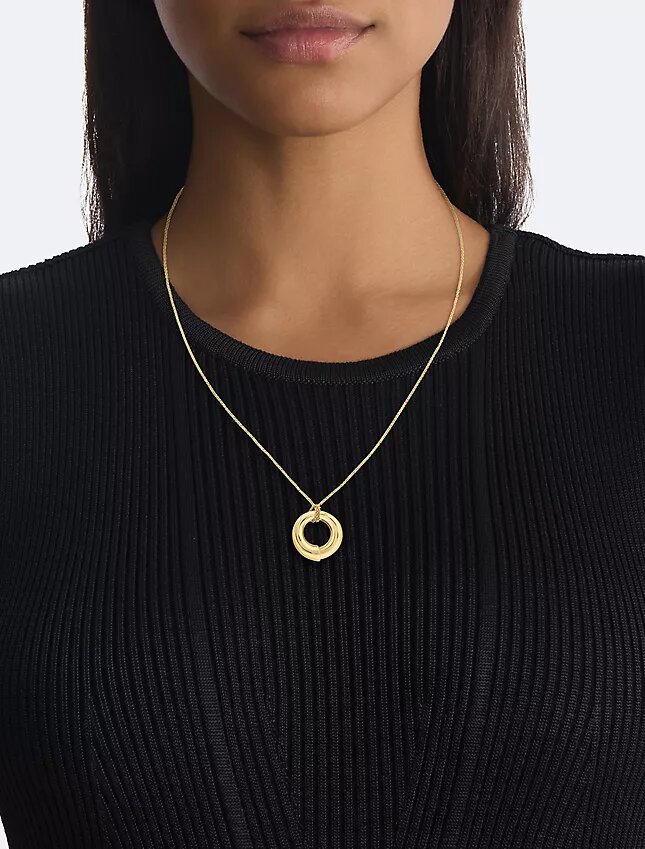 Skulpturalt halsband med rund hänge Skulpturalt halsband med rund hänge