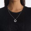 Skulpturalt halsband med rund hänge Skulpturalt halsband med rund hänge