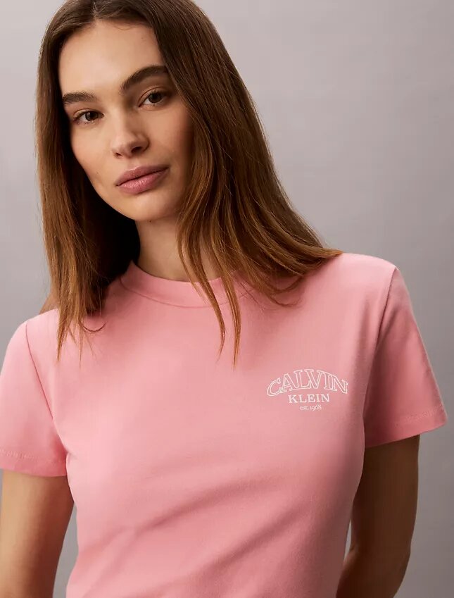 Slim fit-T-shirt med böjd logotyp Slim fit-T-shirt med böjd logotyp