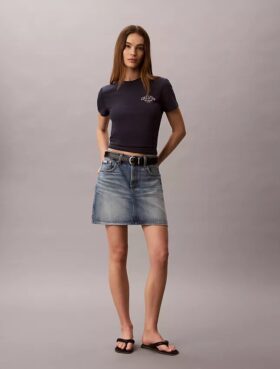Slim fit-T-shirt med böjd logotyp