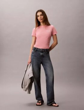 Slim fit-T-shirt med böjd logotyp