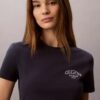 Slim fit-T-shirt med böjd logotyp Slim fit-T-shirt med böjd logotyp