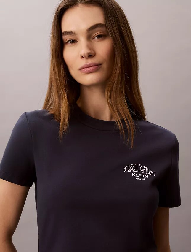 Slim fit-T-shirt med böjd logotyp Slim fit-T-shirt med böjd logotyp