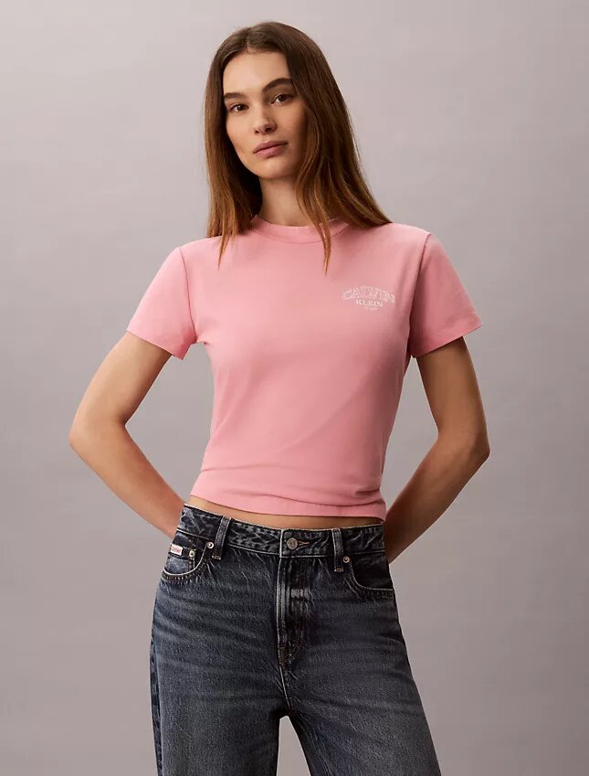 Slim fit-T-shirt med böjd logotyp Slim fit-T-shirt med böjd logotyp