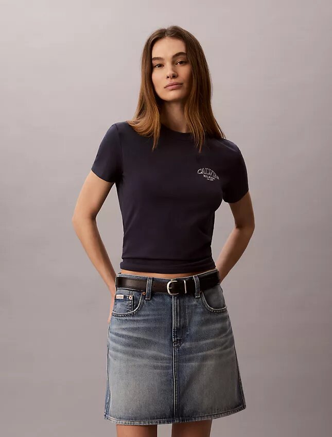 Slim fit-T-shirt med böjd logotyp Slim fit-T-shirt med böjd logotyp