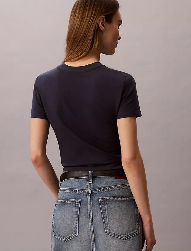 Slim fit-T-shirt med böjd logotyp Slim fit-T-shirt med böjd logotyp
