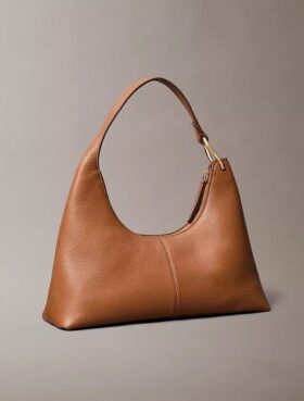 Slouchy läderaxelväska