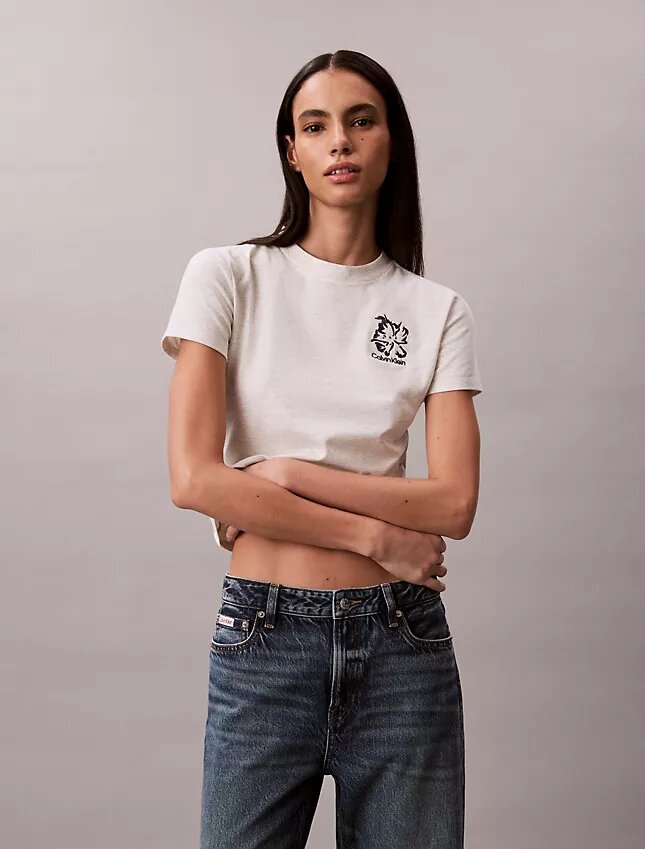 Smal T-shirt med blommig logotyp Smal T-shirt med blommig logotyp