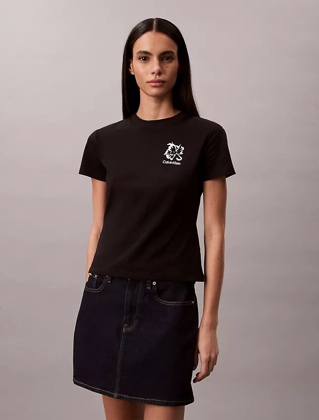 Smal T-shirt med blommig logotyp Smal T-shirt med blommig logotyp
