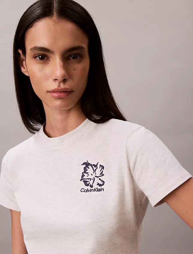 Smal T-shirt med blommig logotyp Smal T-shirt med blommig logotyp