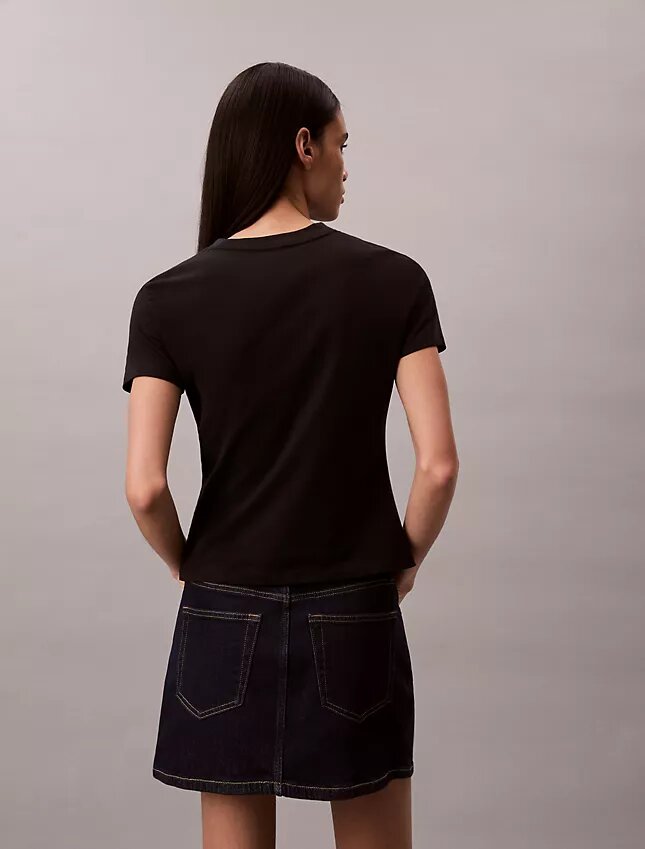 Smal T-shirt med blommig logotyp Smal T-shirt med blommig logotyp