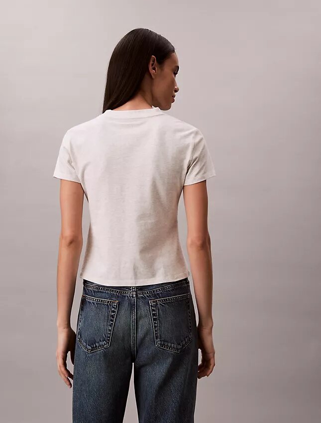 Smal T-shirt med blommig logotyp Smal T-shirt med blommig logotyp