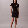 Smal T-shirt med blommig logotyp Smal T-shirt med blommig logotyp