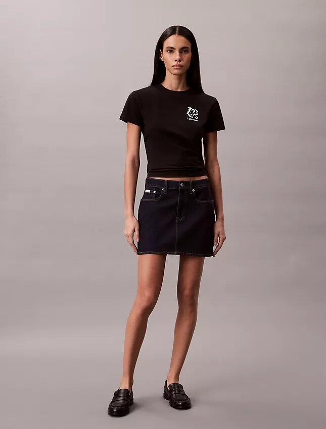 Smal T-shirt med blommig logotyp Smal T-shirt med blommig logotyp