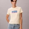 Smal T-shirt med kontrasterande logotyp Smal T-shirt med kontrasterande logotyp