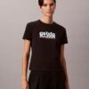 Smal T-shirt med kontrasterande logotyp Smal T-shirt med kontrasterande logotyp