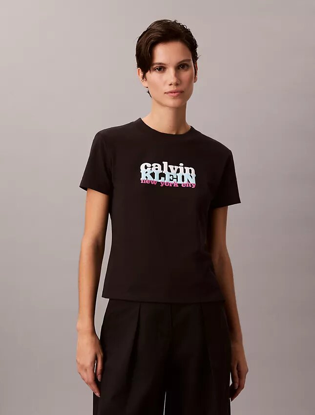 Smal T-shirt med kontrasterande logotyp Smal T-shirt med kontrasterande logotyp