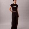 Smal T-shirt med kontrasterande logotyp Smal T-shirt med kontrasterande logotyp