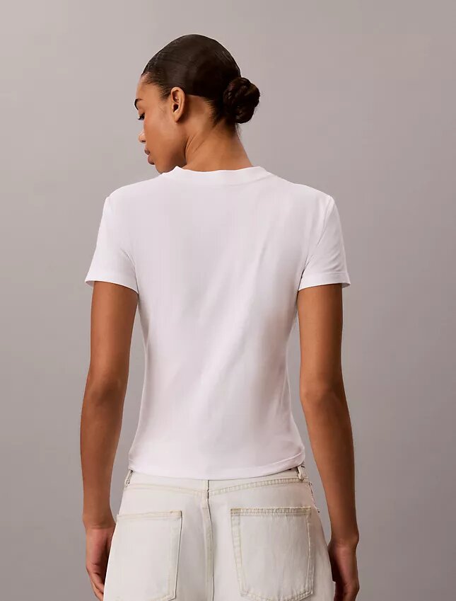 Smal T-shirt med lager på lager-logotyp Smal T-shirt med lager på lager-logotyp