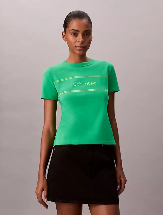 Smal T-shirt med randig logotyp Smal T-shirt med randig logotyp