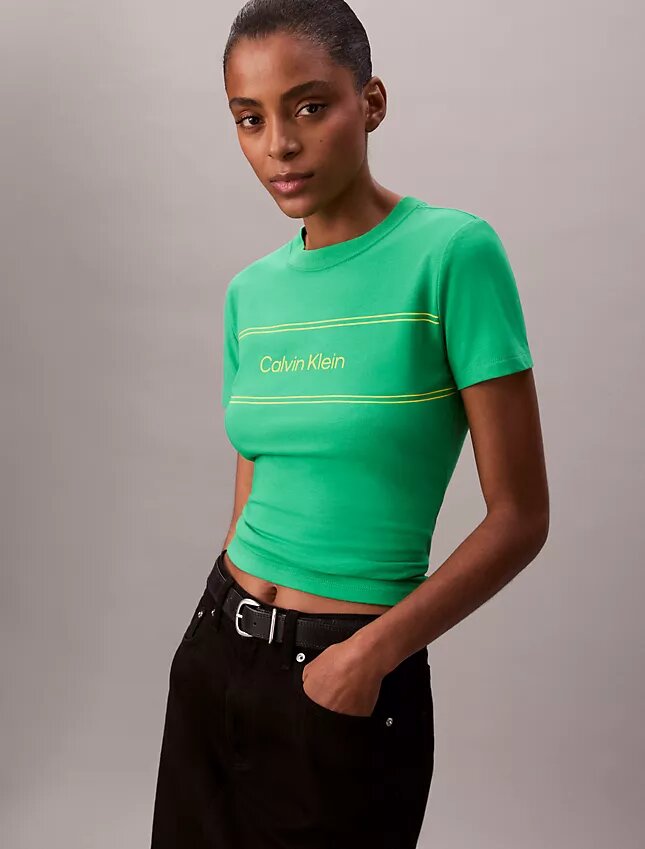 Smal T-shirt med randig logotyp Smal T-shirt med randig logotyp