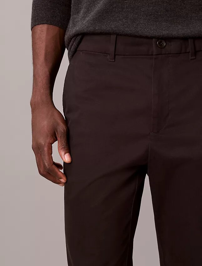 Smalare chino-byxor i bomullssatin Smalare chino-byxor i bomullssatin