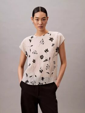 Smockad topp med blommönster