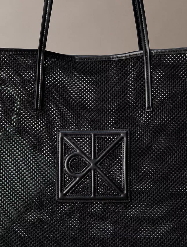 Stor tygväska med emblem och nätfack Stor tygväska med emblem och nätfack